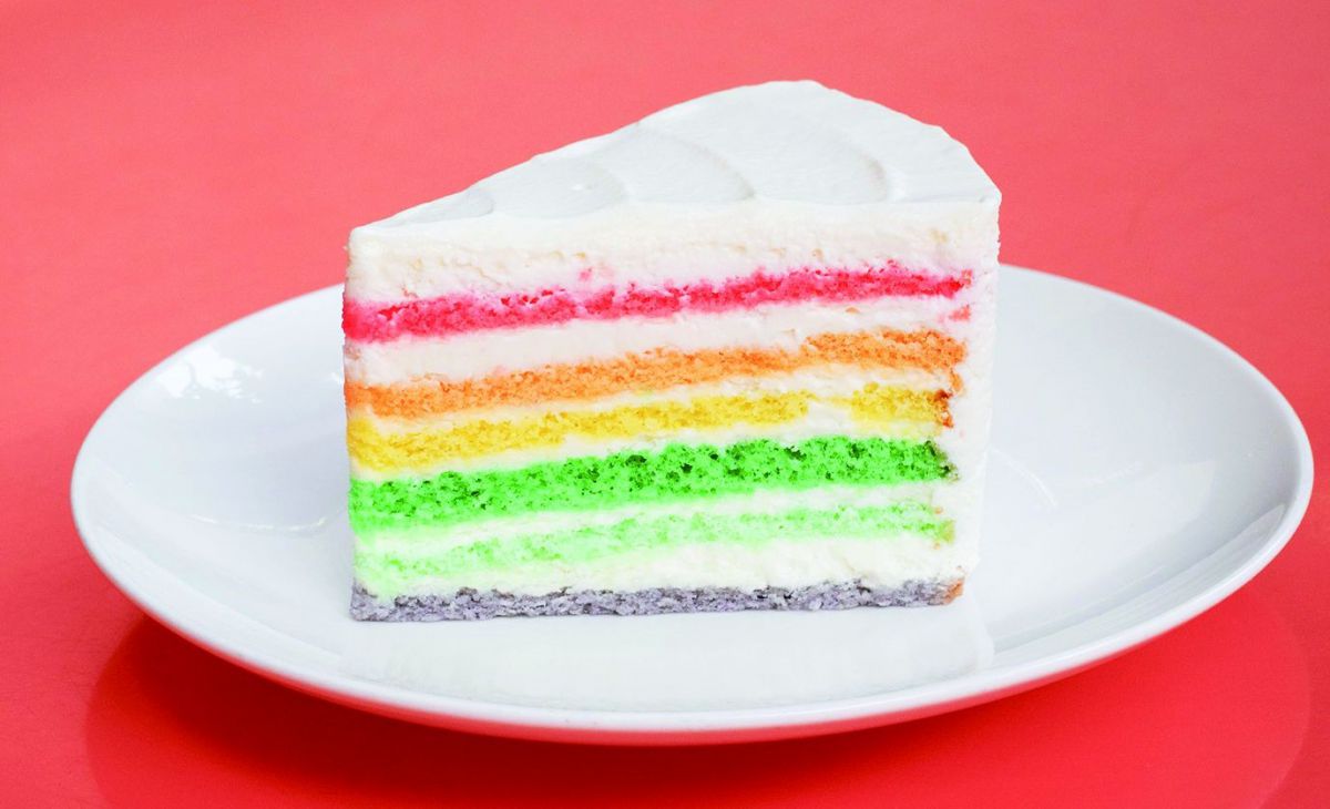 ふわふわ食感！断面のカラーコンビネーションが美しいレインボーケーキ（$4.50）