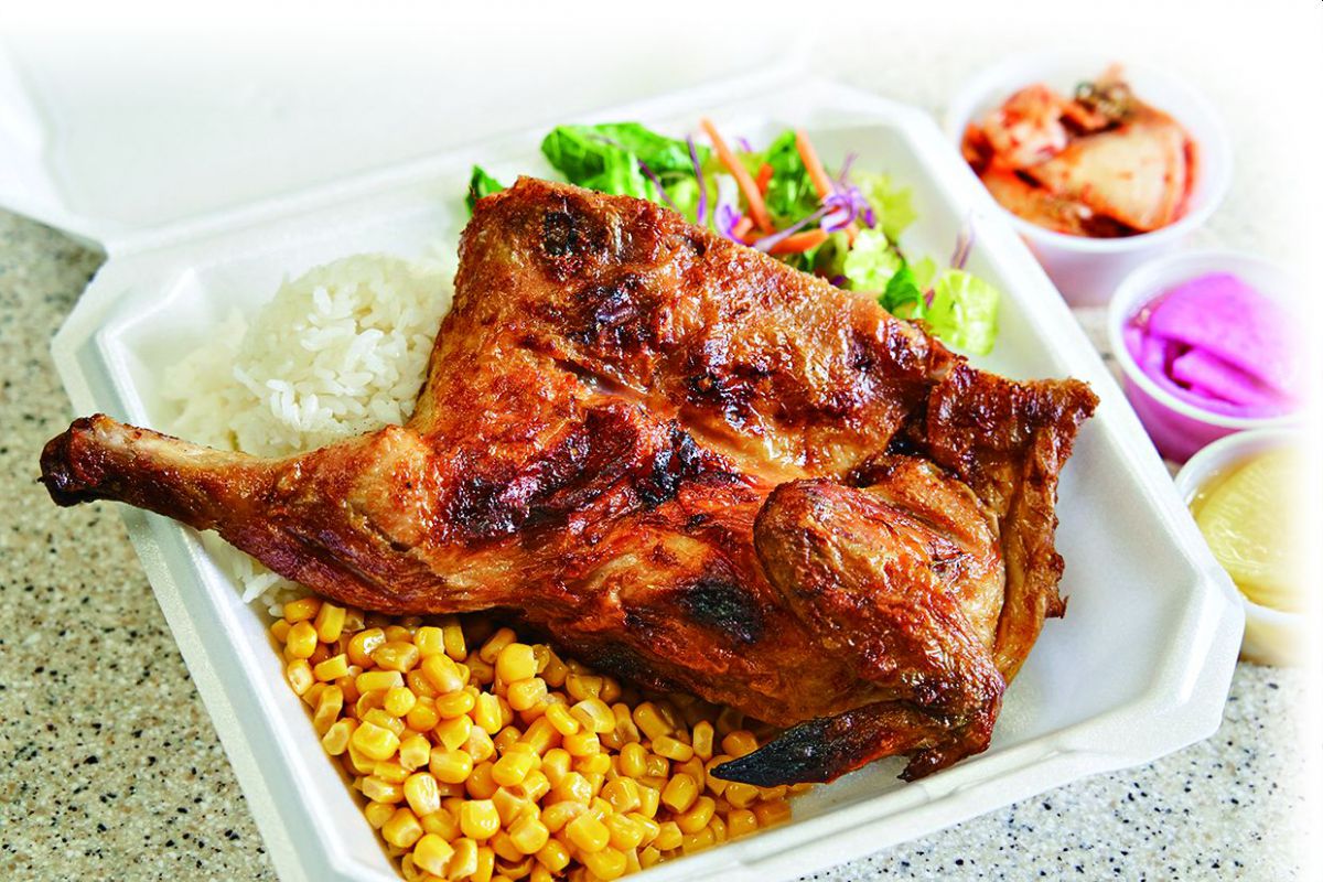 ラージプレート（$9.75）は、外の皮はパリパリ、中はジューシーなチキン半身のプレートです。サイドのキムチは$1.25、たくあんは各$1。