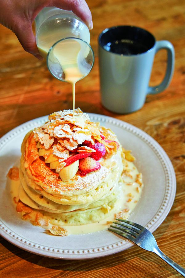 パンケーキにサクっとしたシリアルをオンしたミルクン・シリアル・パンケーキ（$12）。ミルクシロップをかけて召しあがれ