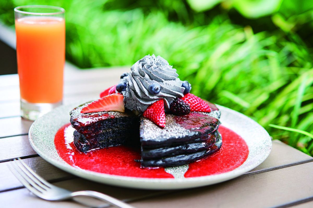 ブラックが目を引く！バサルト特製チャコールバターミルクパンケーキは$14。甘さ控えめの炭入りパンケーキは、健康志向の人にも好評です。