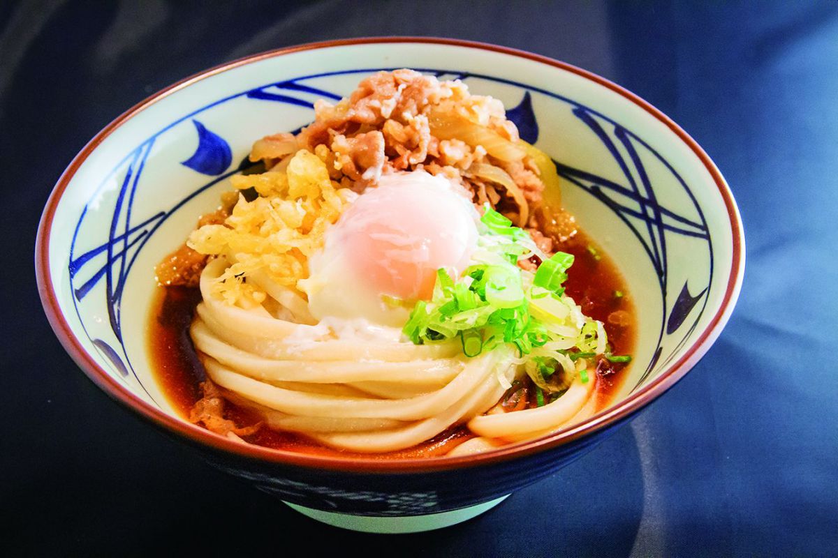 甘辛く味付けした牛肉と温泉玉子が好相性の肉たまうどん（$6.60～）