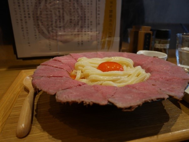 「肉釜玉うどん」（1380円）