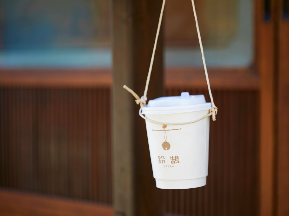 店名の「鈴」と「鵠(くぐい)=白鳥」がデザインされたロゴカップもキュート!
