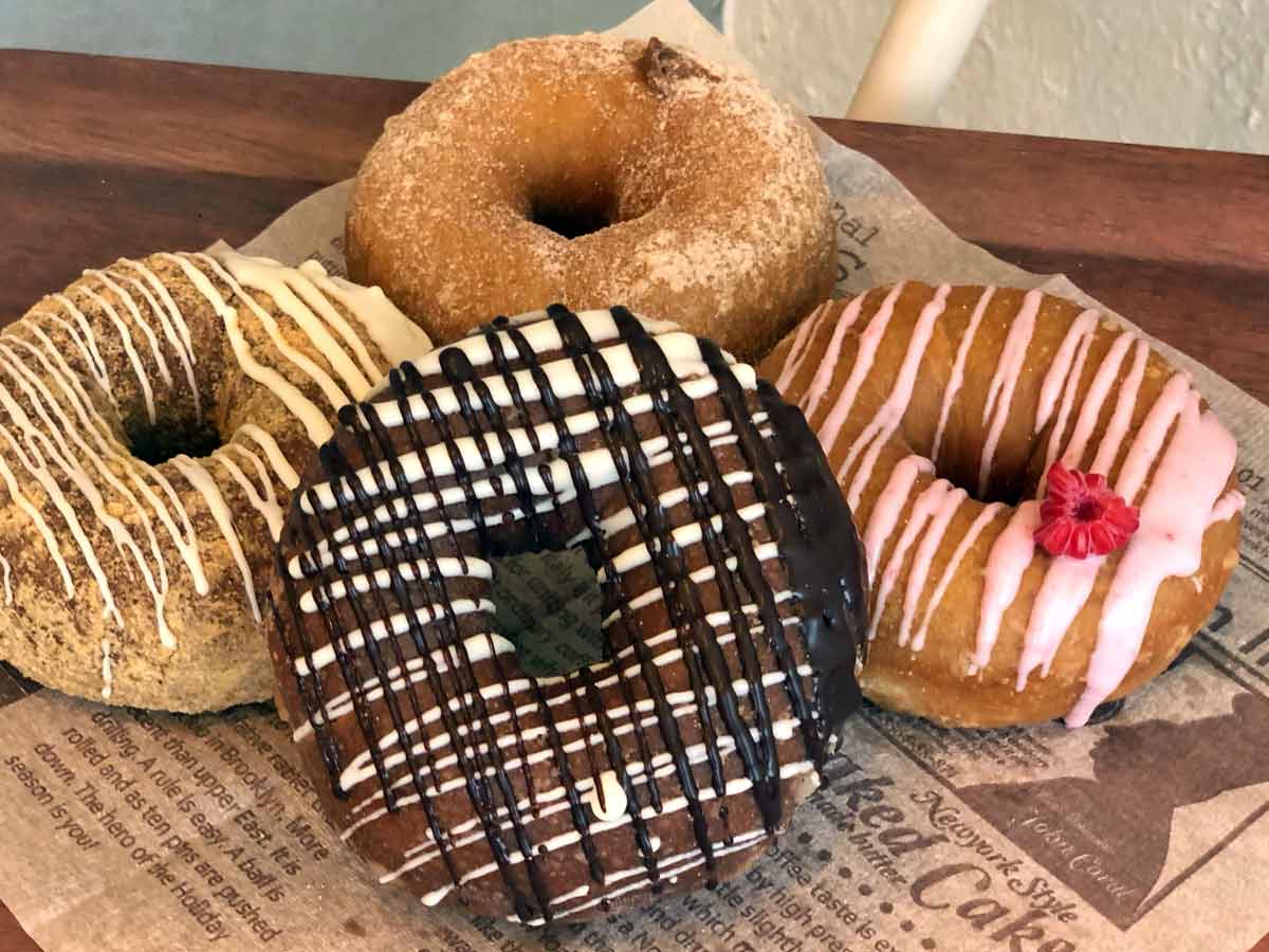 手前から時計回りで「オレンジショコラ」（税込227円）、「きなこティラミス」（税込249円）、「カフェオレ」（税込206円）、「木苺フロマージュラテ」（税込249円）