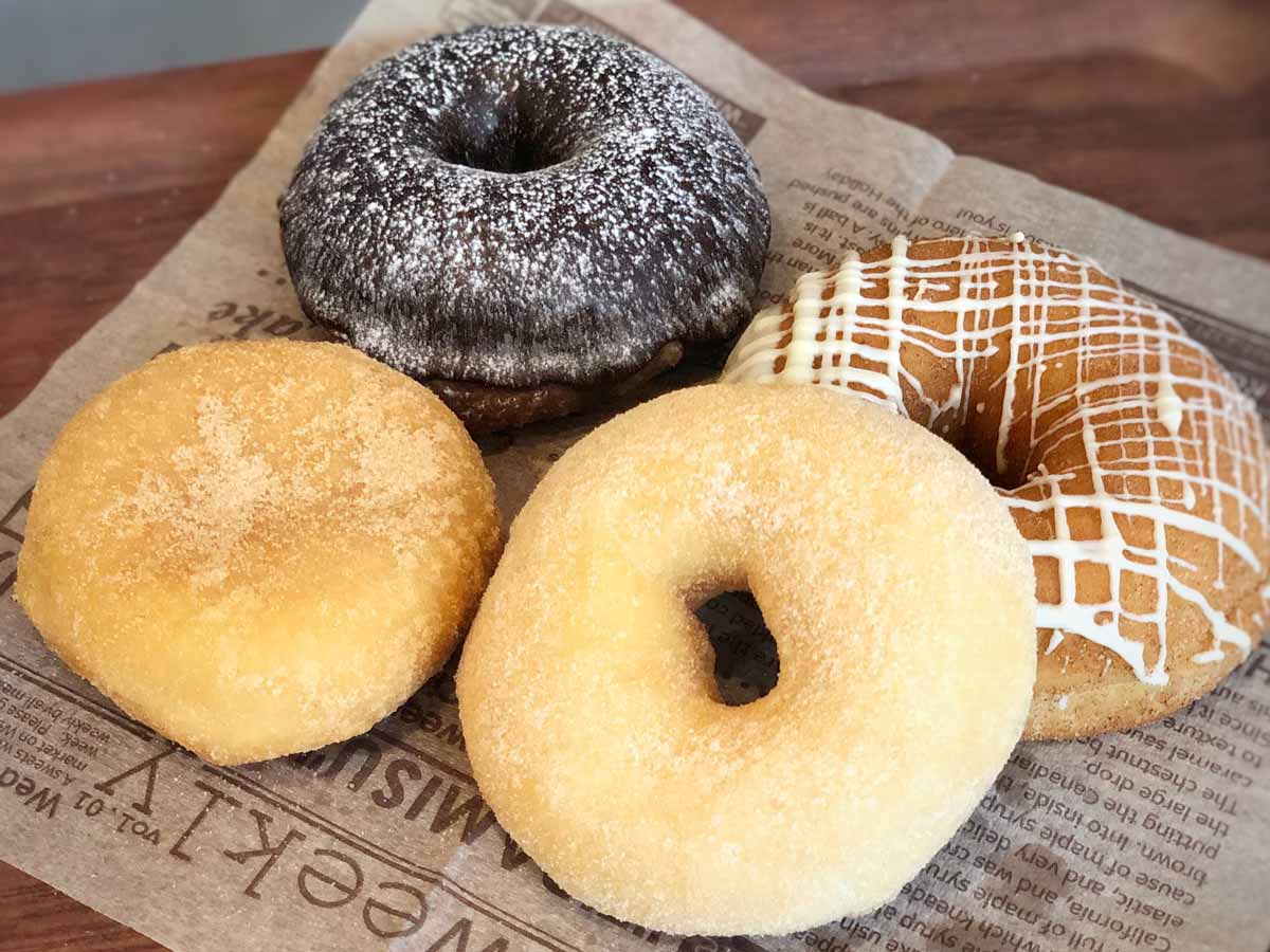 手前から時計回りで「みるく」（税込162円）、「豆乳きなこ」（税込184円）、「ちょこれーと」（税込184円）、「アップルシナモン」（税込249円）