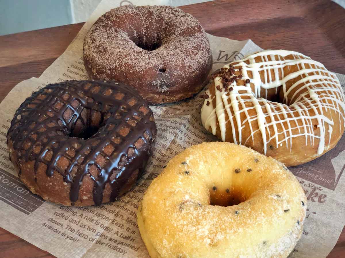 手前から時計回りで「ごまあんこ」（税込206円）、「バナナショコラ」（税込249円）、「ちょこちょこ」（税込206円）、「キャラメルマキアート」（税込249円）