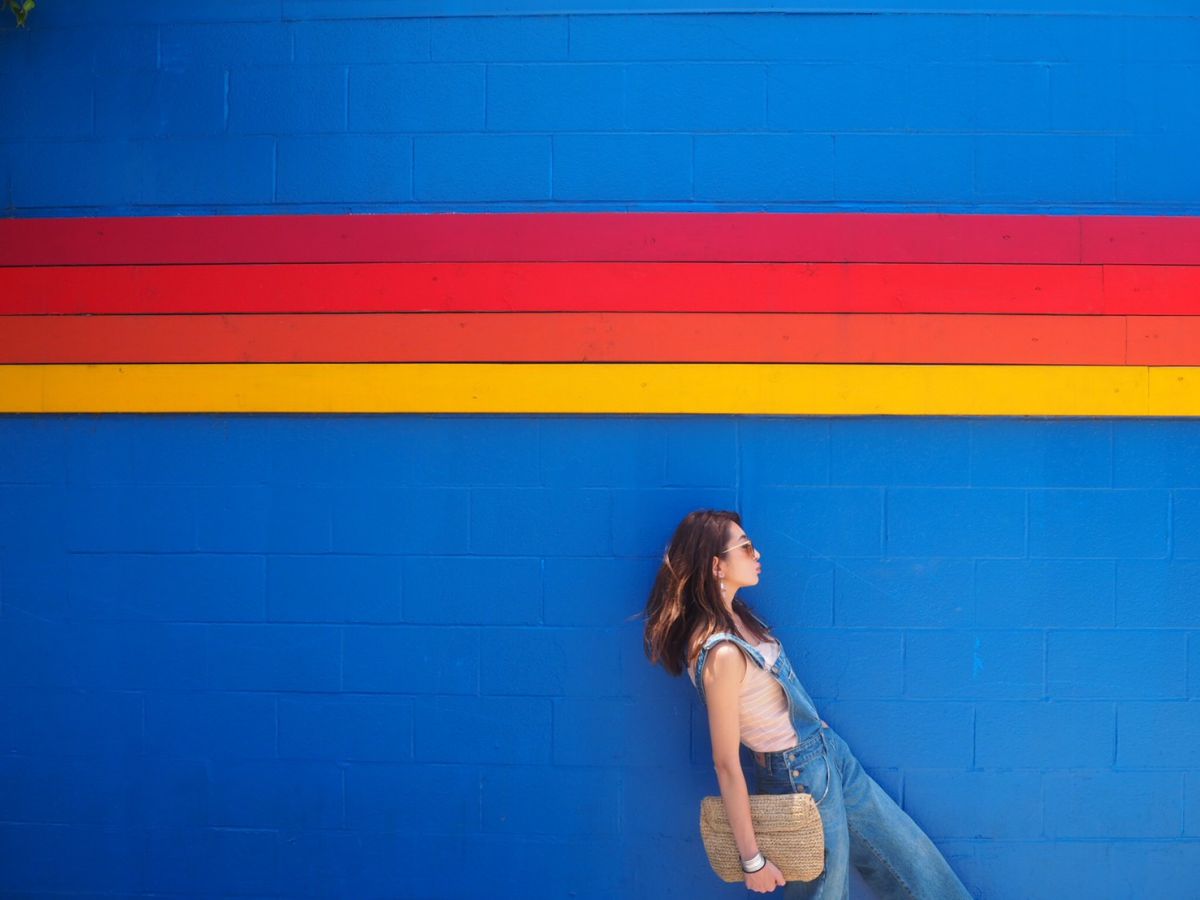 LAにて、ピンクの壁が可愛いお店で