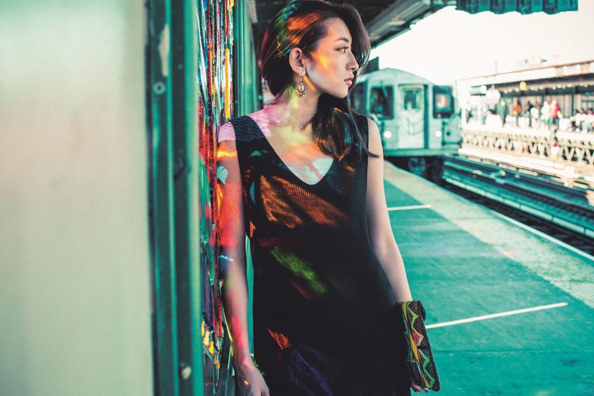 ニューヨークのとある駅にて。ステンドグラスを黒いドレスに反射させて