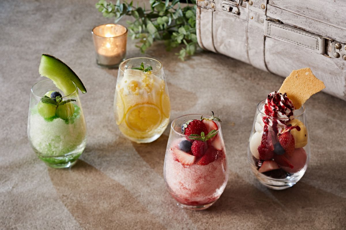 左から「メロンミントかき氷」、「ジンジャーハチミツレモンかき氷」、「イチゴ練乳ミルクかき氷」、「グラスアイス３種盛り合わせ」各600円（税金込み、サービス料12%別）