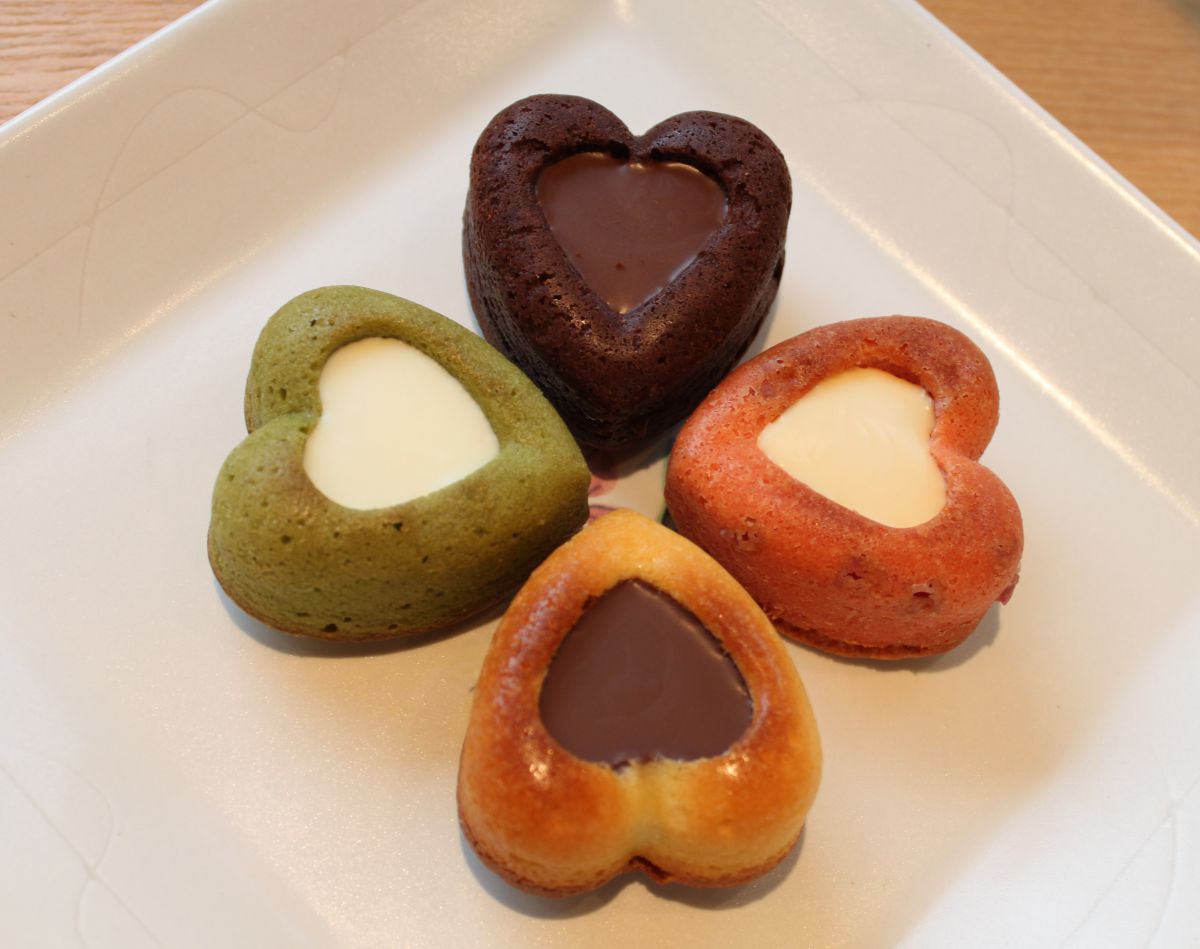 ハートのマドレーヌ（上から時計回りにショコラ、いちご、プレーン、お抹茶）　ショコラ、プレーンは270円・いちご、お抹茶は292円