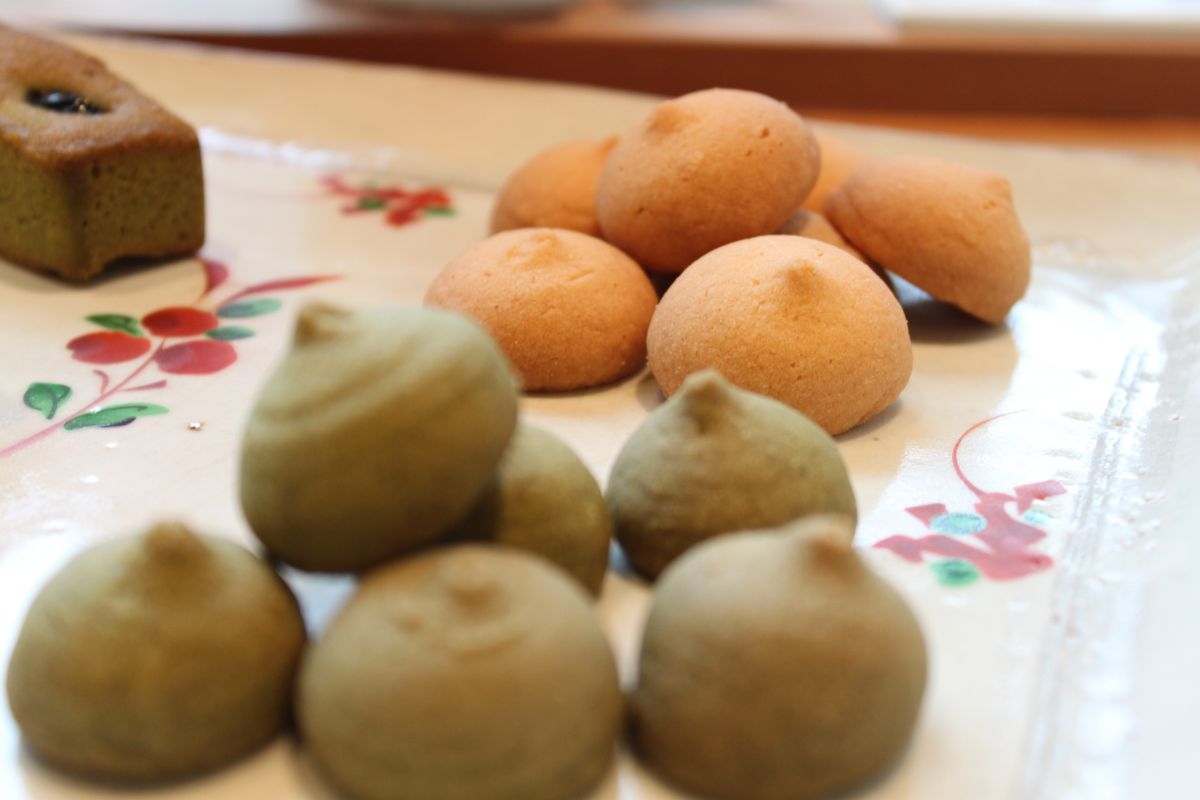 サクッふわっクッキー（手前：お抹茶、奥：プレーン）　各250円