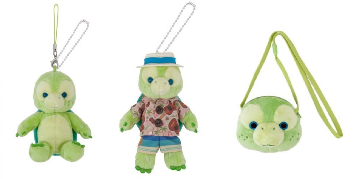 左からぬいぐるみストラップ1400円、ぬいぐるみバッジ2100円、パスケース1800円