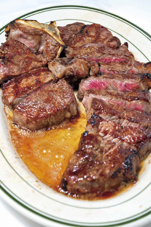 ポーターハウスステーキ$120.95（2人分）は、サーロインとフィレが一度に楽しめるお得なひと皿