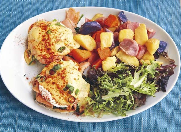 ジャガイモ炒めを添えた特製エッグベネディクトは$26