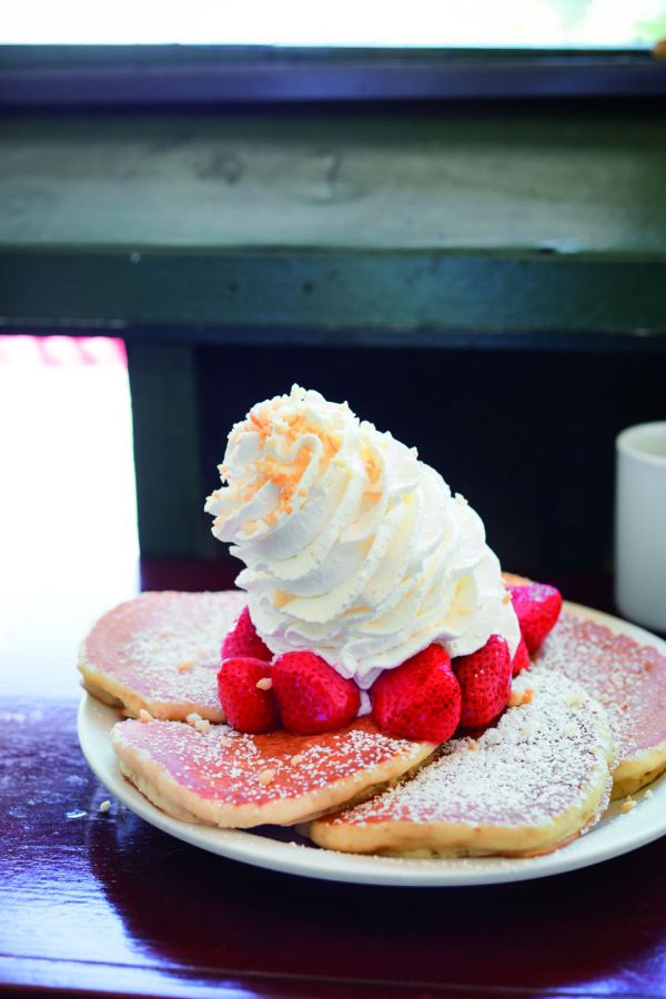 パンケーキ5枚に口当たりの軽いホイップと酸味のあるイチゴがのって、バランスのいいお味。ストロベリー･ホイップクリーム＆マカダミアナッツ$13.50