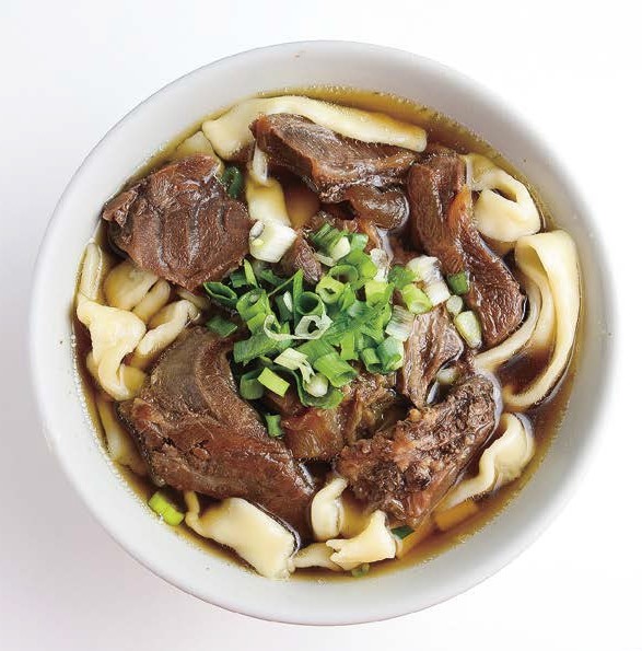 ほどよく八角が香る看板メニュー「牛肉麵」は小サイズでNT$95。太い麺(寛麵)に変更も可能です