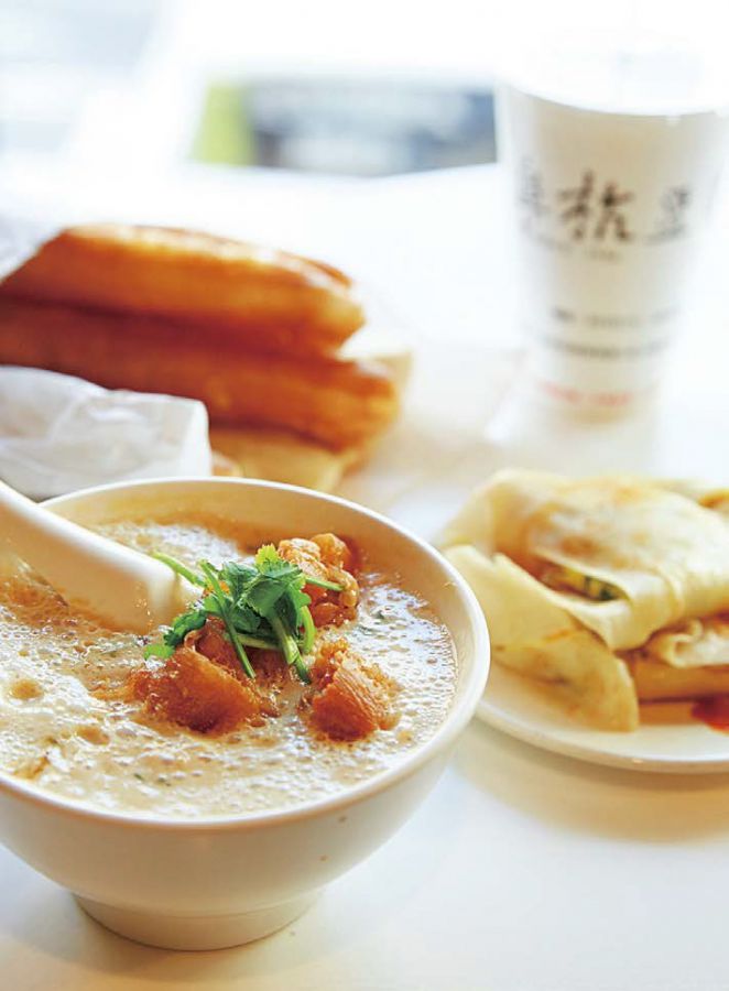左手前の鹹豆漿(NT$35)は、揚げパン、干しエビなどが入っており、おぼろ豆腐のようなやさしい食感。一度食べたら忘れられないおいしさです!右奥の甜豆漿は、温かい「熱」、冷たい「冰」を選べる、豆の香りが広がる薄甘口の豆乳。朝食のおともにぴったり