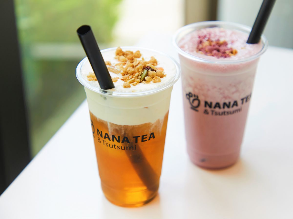 （手前） NANAチーズティー 715 円  （奥）紫芋ココナッツスムージー 880円