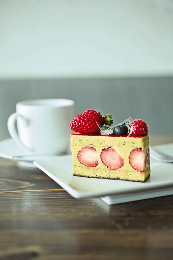 「ホットコーヒー」(左奥、500円)、「フレジェ・ア・ラ・ピスタチオ」（右手前、450円）