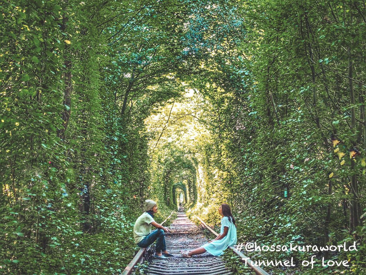 カップルの聖地として知られる「愛のトンネル」/ウクライナ