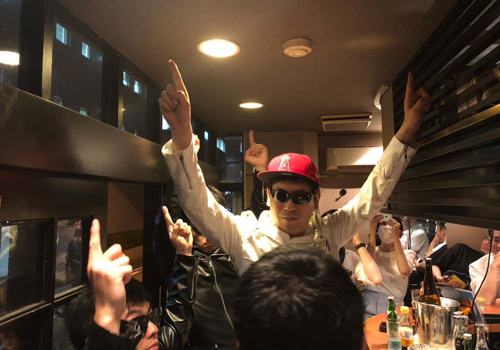 プレゼン開始前に会場を盛り上げる別のお客さん…プロレスのようなマイクパフォーマンス…！