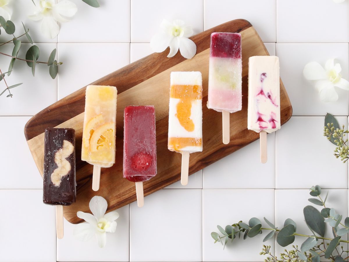 生のフルーツを使ったアイスバー 左からチョコバナナ、シトラスミックス、ストロベリー、マンゴーヨーグルト、カシスミックス、レモンベリー 各480円