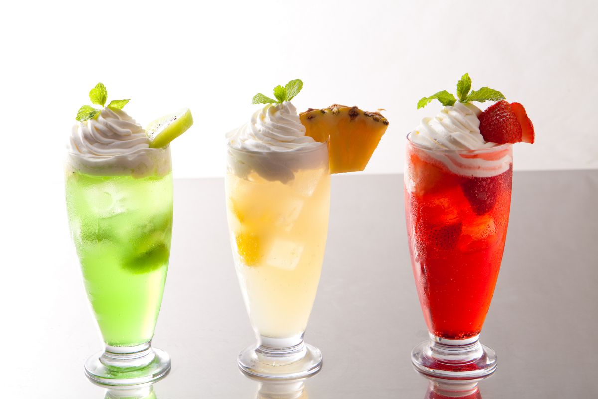 左からキウイクリームソーダ、パイナップルクリームソーダ、ストロベリークリームソーダ 各700円