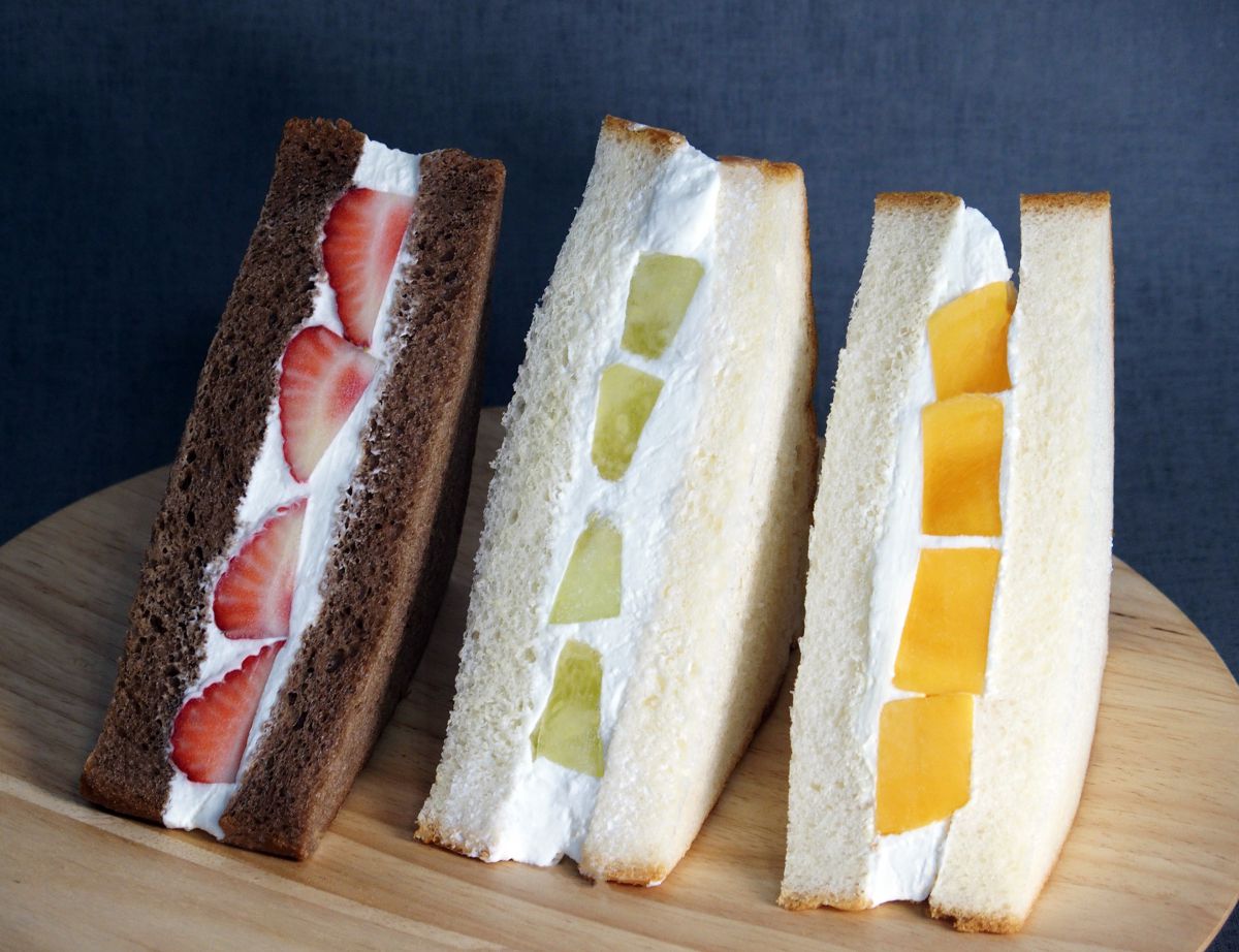 左：ショコラフレーズサンド 1080円/真ん中：三角BOXサンド（マスクメロン） ¥1296／右：三角BOXサンド（国産マンゴー）1,296円 ※季節によってフルーツは変わります