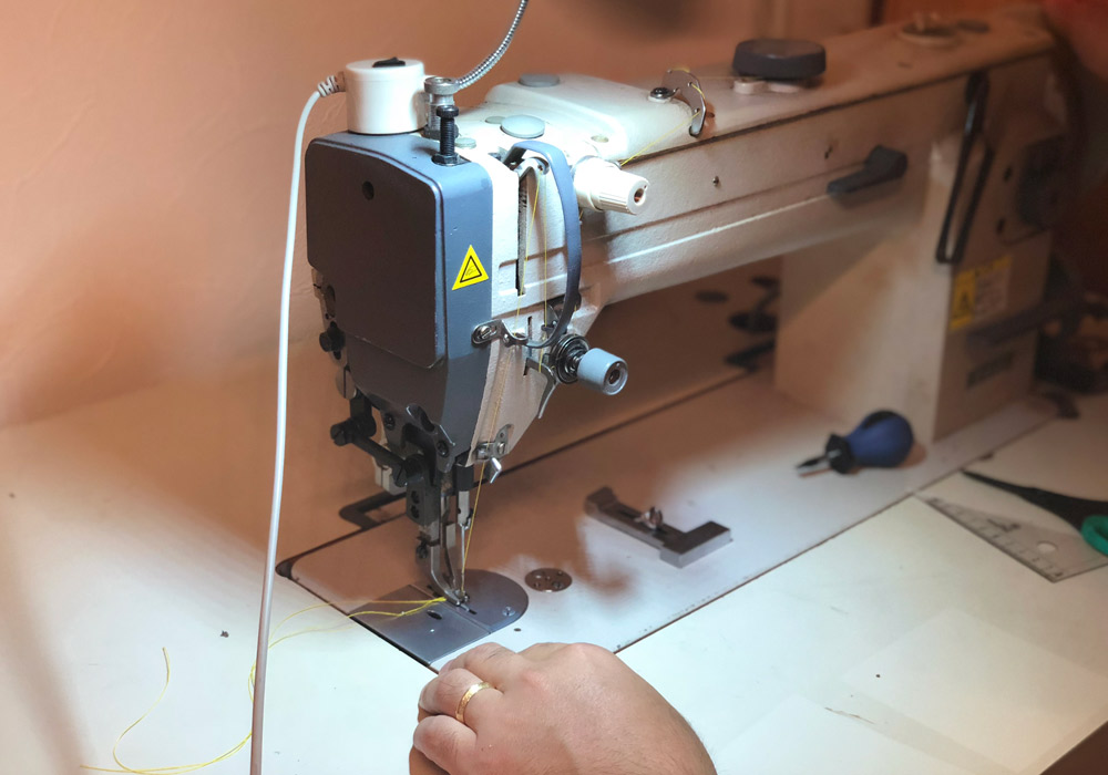 TOMYさんが実際に製作で利用しているミシン。私たちが知っているミシンとはパワーが桁違い！