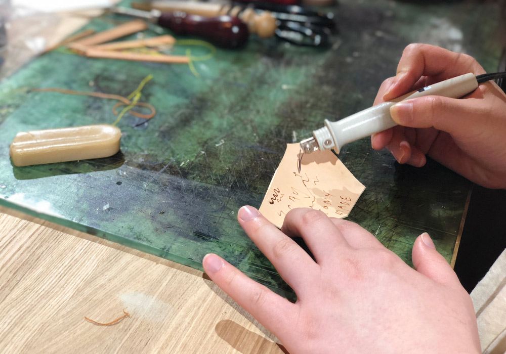 先ほどの焼きペンを使用。刻印前に練習…（笑）