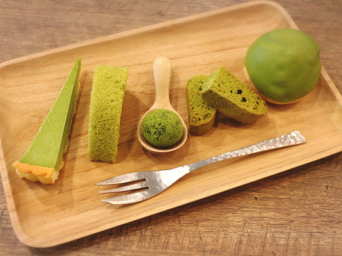 抹茶スイーツプレート700円、抹茶スペシャルスイーツセット1100円（ドリンク付き）