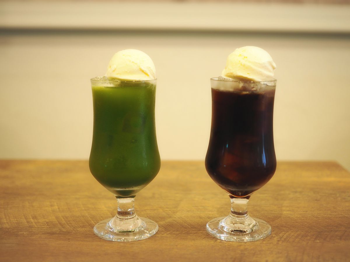 グリーンティーフロート、珈琲フロート　各580円