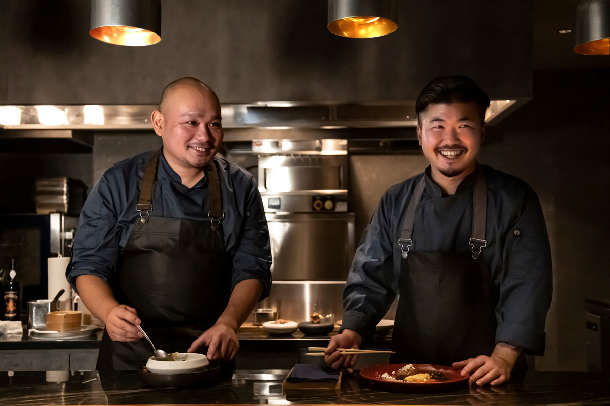 シェフの中里晋也さん（右）、斉藤司さん（左）