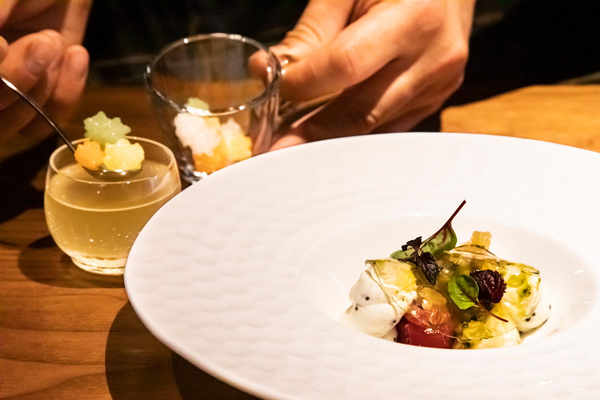 中トロや水ナス、いぶりがっこなどを合わせた和食テイストの冷菜。わさびのジントニックと一緒に