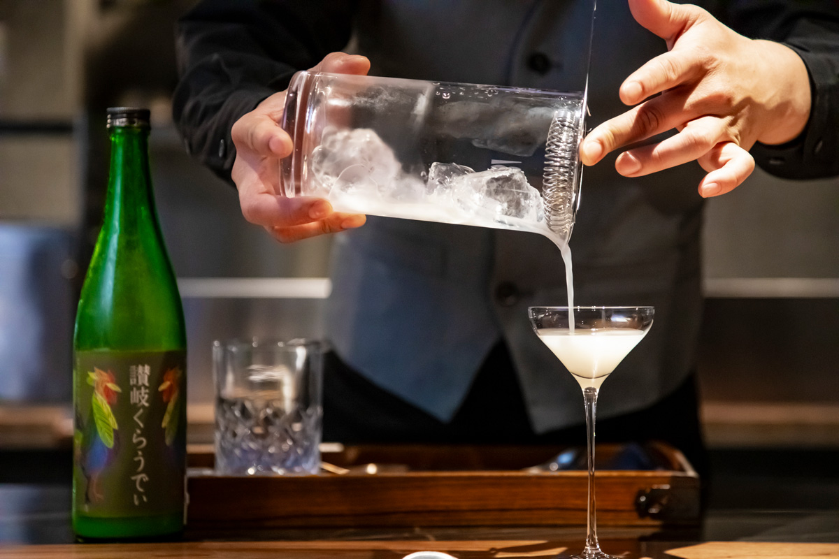 ユズを使った魚料理には、乳酸の効いたにごり酒とユズシロップのカクテルを合わせて