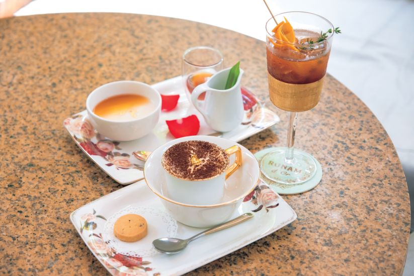 食器もかわいくてウキウキします♪エッグコーヒー12万5000VND、ダーク・ラムを使ったカクテル、ナム・ドール26万VND、なめらかな口当たりの豆腐デザート18万5000VND