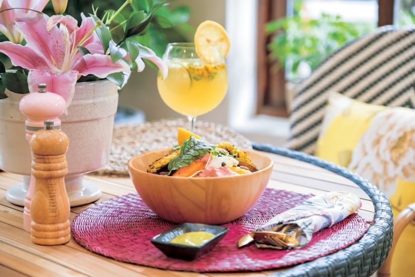 ひよこ豆や焼きカボチャ入りで食べごたえ満点！ブッダボウルは13万5000VND～、コンブチャ・スピリッツ（パッションフルーツ入りのモクテル）は7万VND