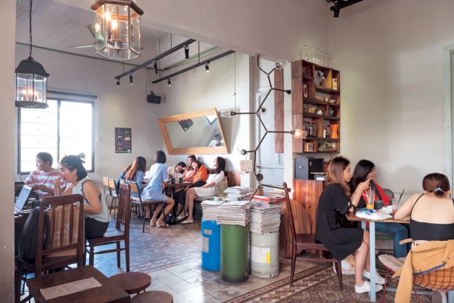 地元っ子にも人気のお店。この日も、おしゃべりや読書を楽しむ姿が♪