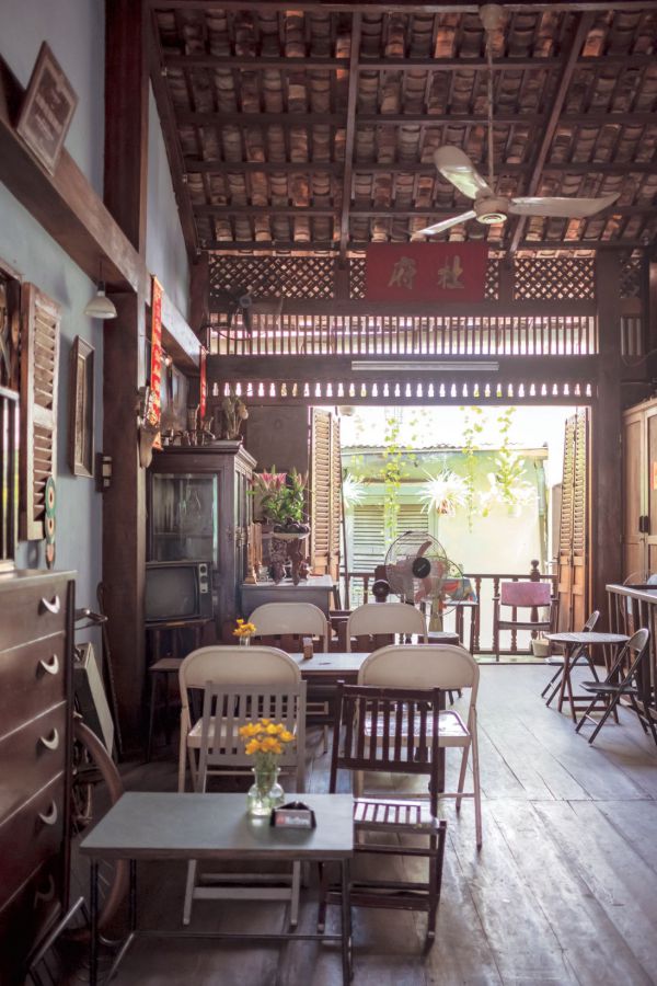 2階席は天井が高く、開放的な空間♪