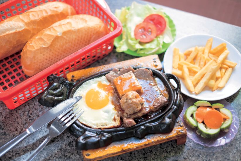 パテ、ミートボール、玉子焼きのセットで7万5000VND（日本円で約350円！）。フライドポテト1万5000VNDとピクルス5000VNDは別料金です