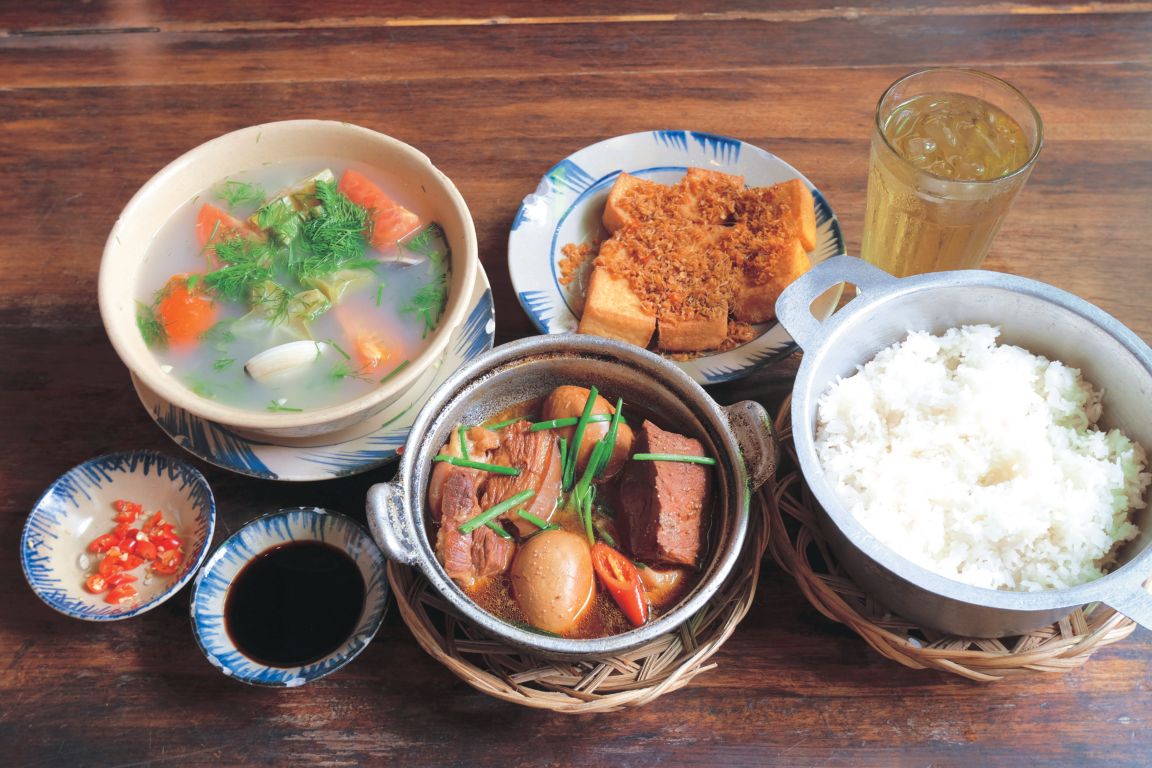 揚げ豆腐のレモングラスがけ10万VND、ハマグリとディルのスープ11万VND、 卵と豚の土鍋煮12万VND、ごはん5万5000VND