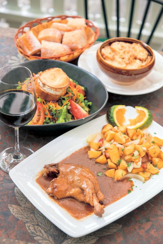 アヒル肉のオレンジソース19万VND、オニオングラタンスープ10万VND、ゴートチーズサラダ16万VND、ワインはグラス5万VND～