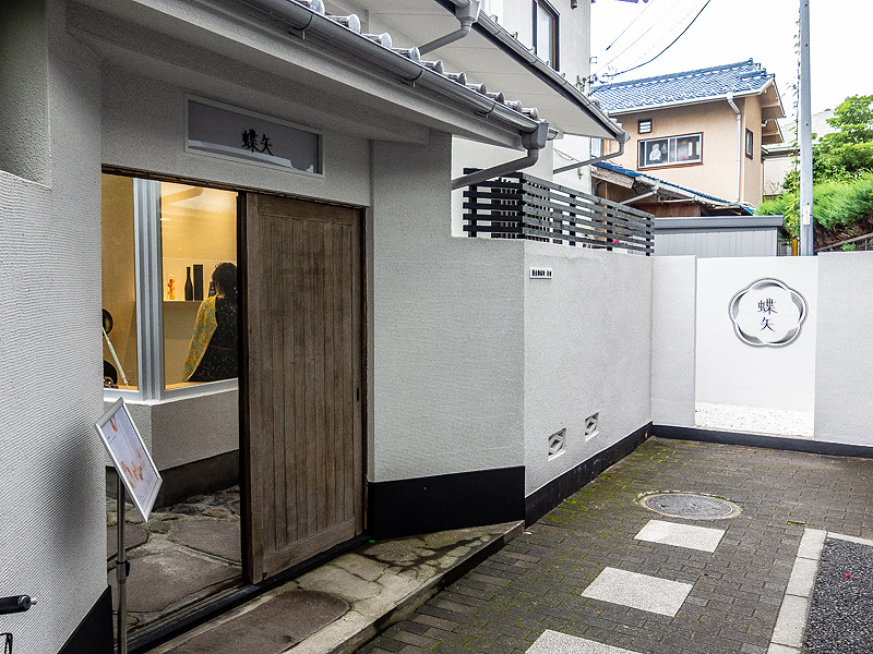 住所は「鎌倉御成町白亜 1F」