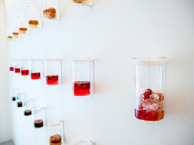 梅酒の熟成をビジュアル化したディスプレイ