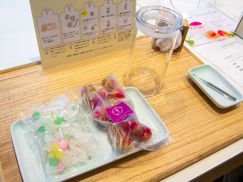 右側にある小さな耳かきのようなものは、実際にチョーヤ梅酒の工場で使われている梅の“ヘタ取り”