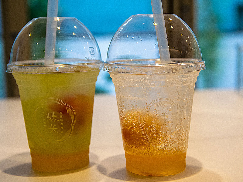 「完熟南高梅入り梅シロップ アイスドリンク」、外国人に人気の「緑茶割り」とスタンダードな「ソーダ割り」。各500円（税別）