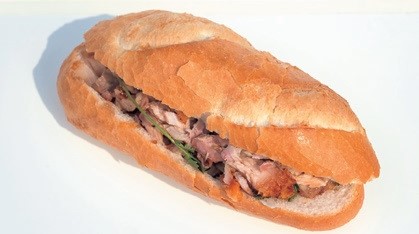 「BBQポーク入りバイン・ミー」2万5000VND
