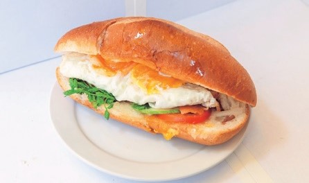 シンプルでいて味わい深い「目玉焼きバイン・ミー」2万VND