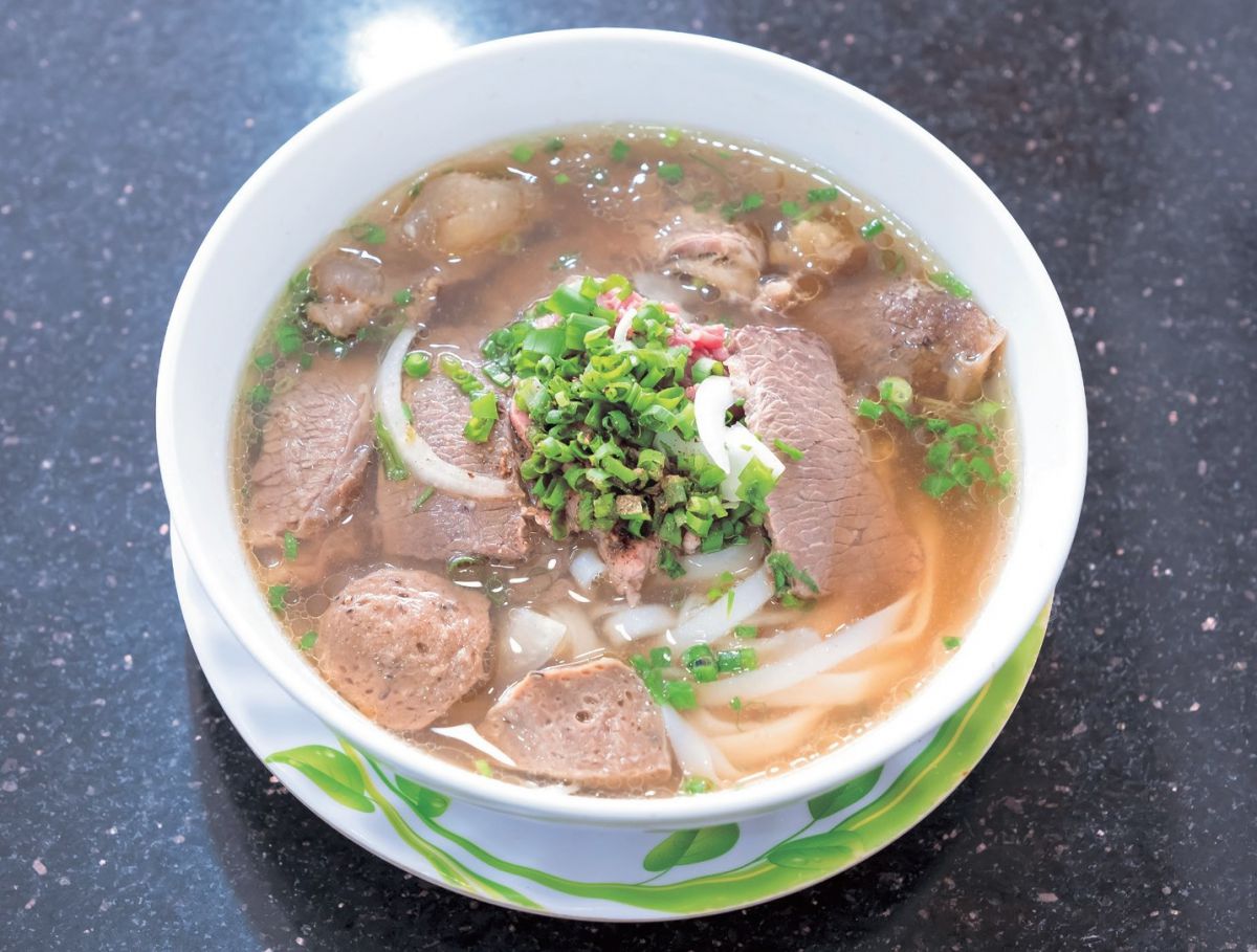 全部のせ牛肉フォー（8万VND）は、その名の通り牛肉の様々な部位が入ったスペシャルメニュー。迷ったらまずはこれを試すのがオススメです