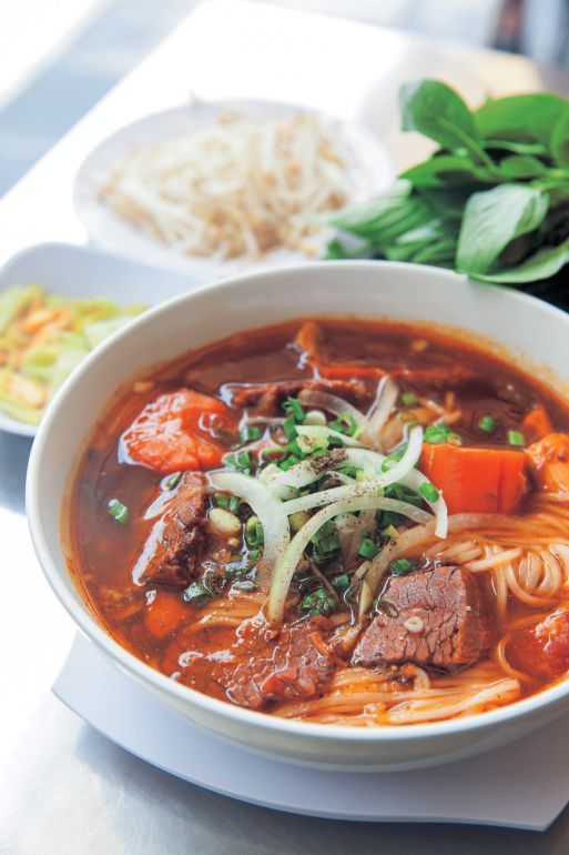 とろとろになるまで煮込んだ牛肉や、大きなニンジンがごろりと入ったビーフシチューにフォーの麺をインした「ベトナム風ビーフシチューフォー」7万4000VND。スパイスの利いた甘めのスープはやみつきになる人も多いのだそう